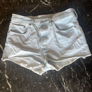 levi’s light washed high waisted jean shorts